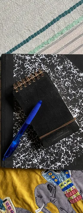 Un cuaderno y un bolígrafo encima de una mesa
