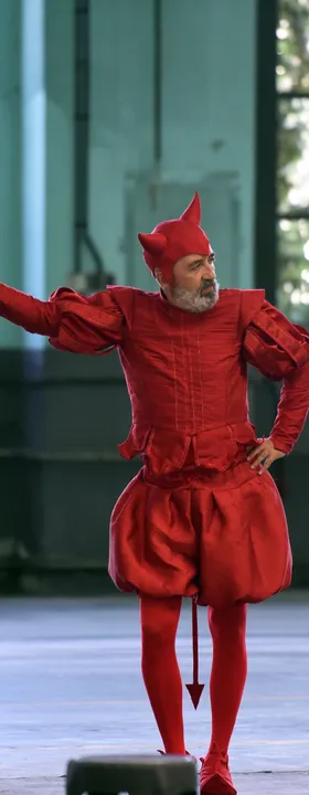 El actor Pepe Mieres caracterizado como Satán en el espectáculo Historia del soldado, dirigido por Alejandro Carantoña